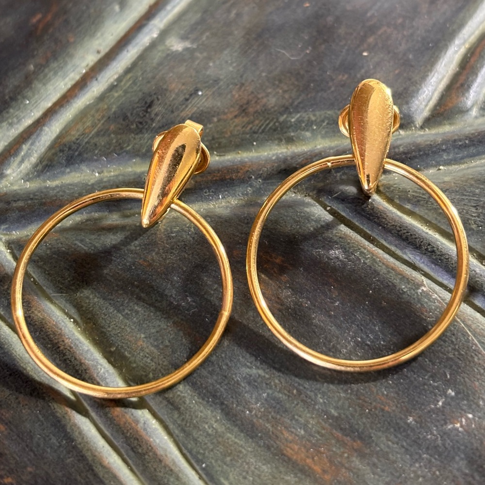 Vintage TRIFARI earrings in a fine hoop door knocker design from the 70s, SIGNED